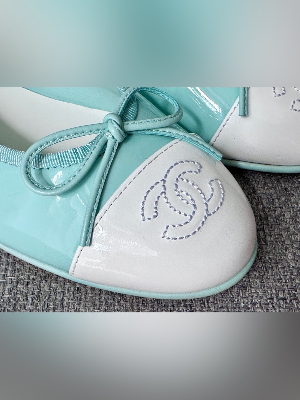 2026 CHANEL TURQUOISE PATENT LEATHER WHITE CC LOGO CAPTOE BALLET FLATS size 37C - Picture 6 of 16